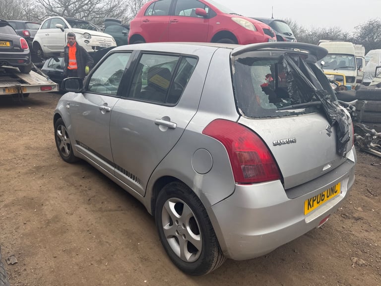 Suzuki swift 1.3 automatic 2006 silver BREAKING FOR PARTS 