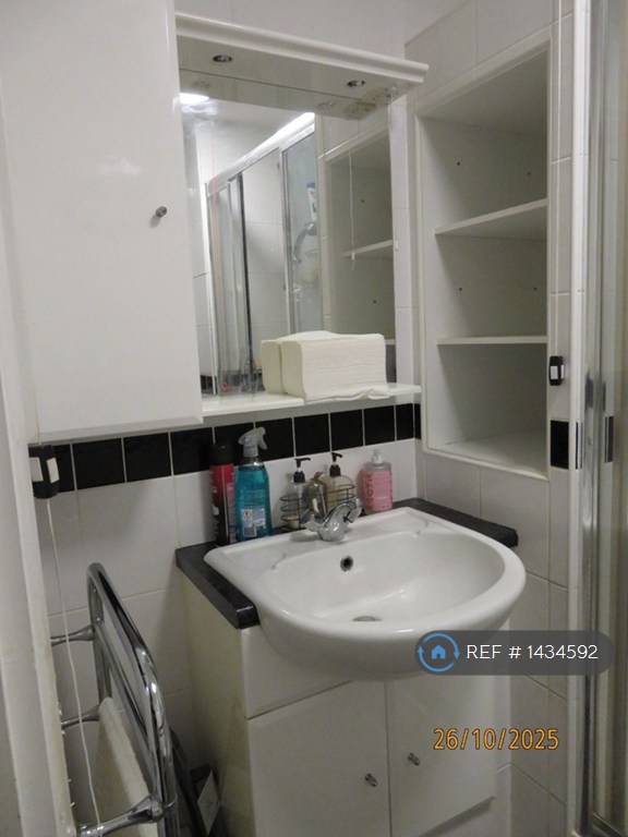 1 bedroom flat in Westminster Court, London, E11 (1 bed) (#1434592)