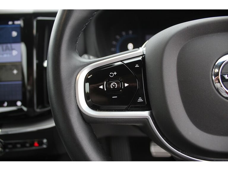 2022 Volvo XC60 B5 MHEV R-Design SUV HYBRID Automatic