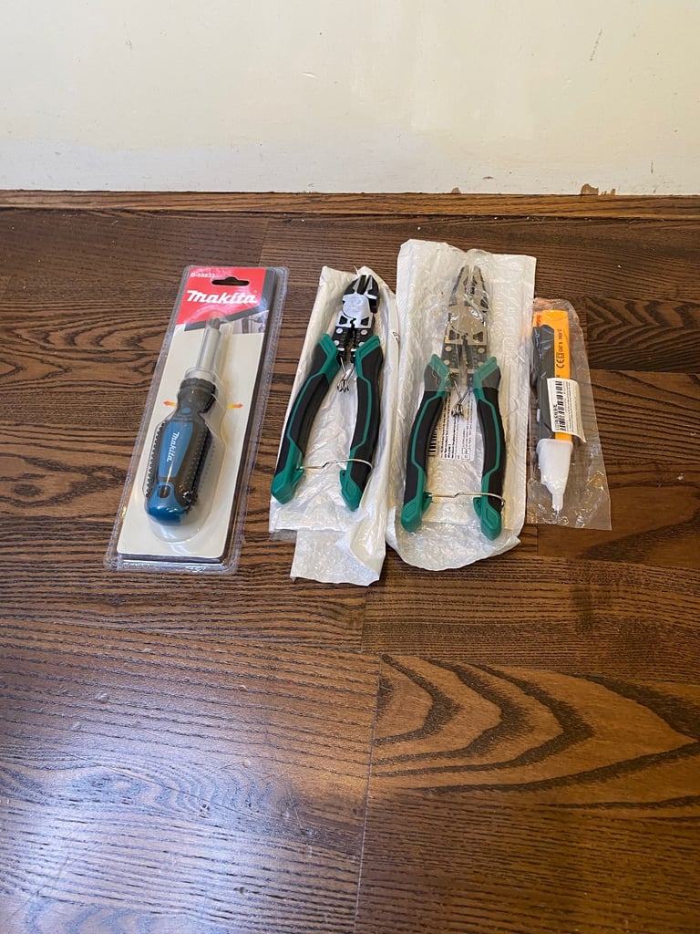 🔧 New Hand Tool Set – Makita Screwdriver + Pliers + Voltage Tester Pen (Metric System)