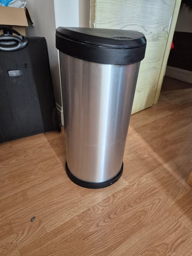 image for Large rubbish bin in good condition for quick sale 