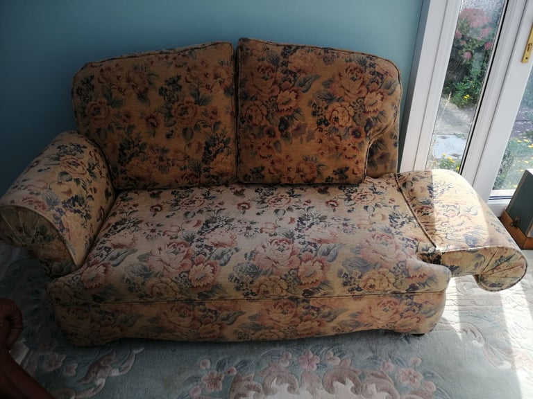 Small SofaSettee with drop down arm function
