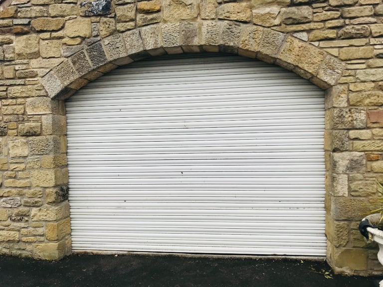 WHITE ELECTRIC ROLLER SHUTTER GARAGE DOOR WITH REMOTES