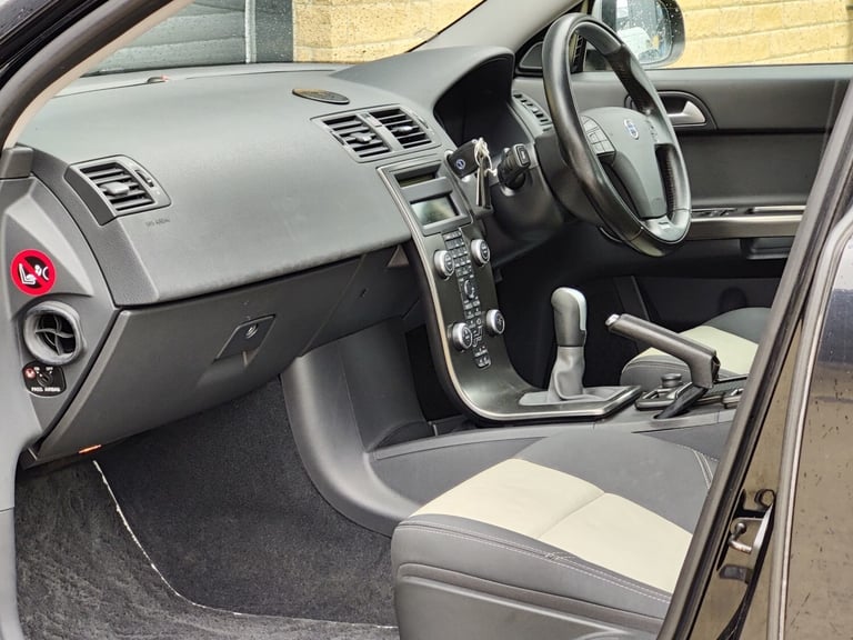 VOLVO S40; 1.6 DIESEL; 115BHP; R DESIGN D2; 4 DR; MANUAL; BLACK; 62 MPG; £35 TAX