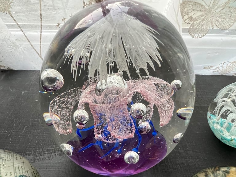 Beautiful glass paperweights all excellent condition 