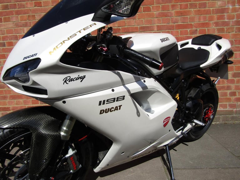 DUCATI 1198 S * PEARL WHITE * REDUCED * LOVELY BIKE * PLATE**EXTRAS**CARBON**