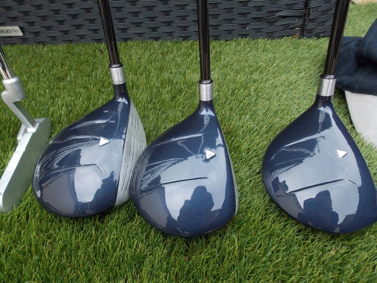Mens Right Handed Tour Design Golf Club Set + Bag, Balls and Tees