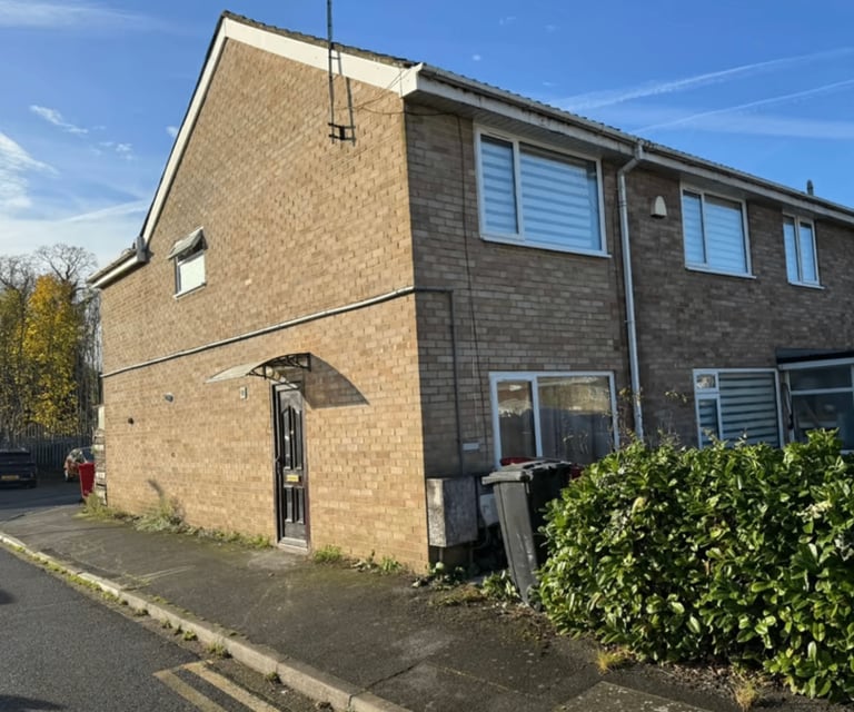 Spacious 3-Bedroom House | Fully Renovated | Fitted Kitchen | Parking | Goodman Park, Slough - SL2