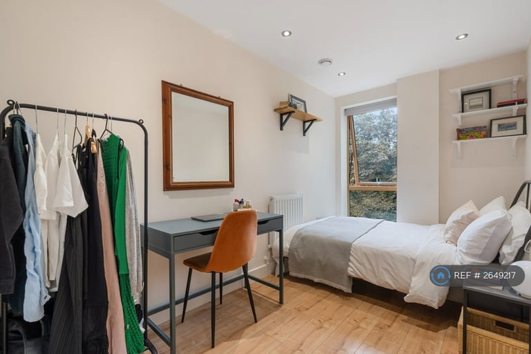 3 bedroom flat in Upper Clapton Road, London, E5 (3 bed) (#2649217)