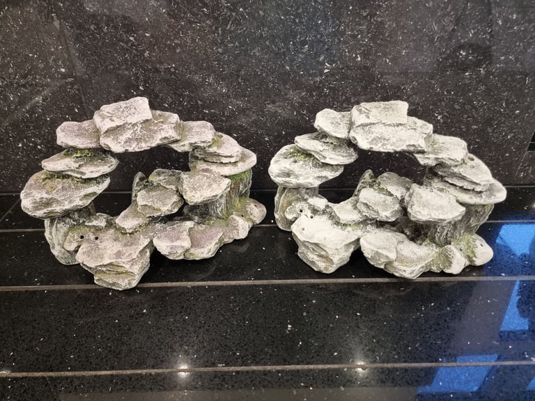 Fluval U4 underwater filter, thermometer and faux stone decoration