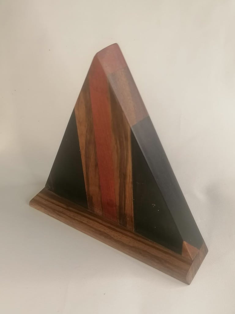 Vintage Desk Wooden Piramid Clock 6-inch height.. (need put battery).. As seen.