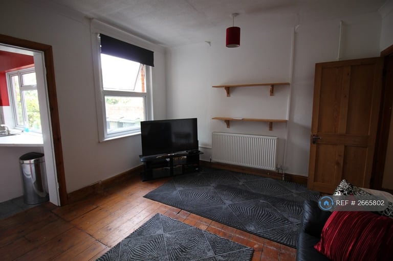 6 bedroom house in Artillery Road, Guildford, GU1 (6 bed) (#2665802)