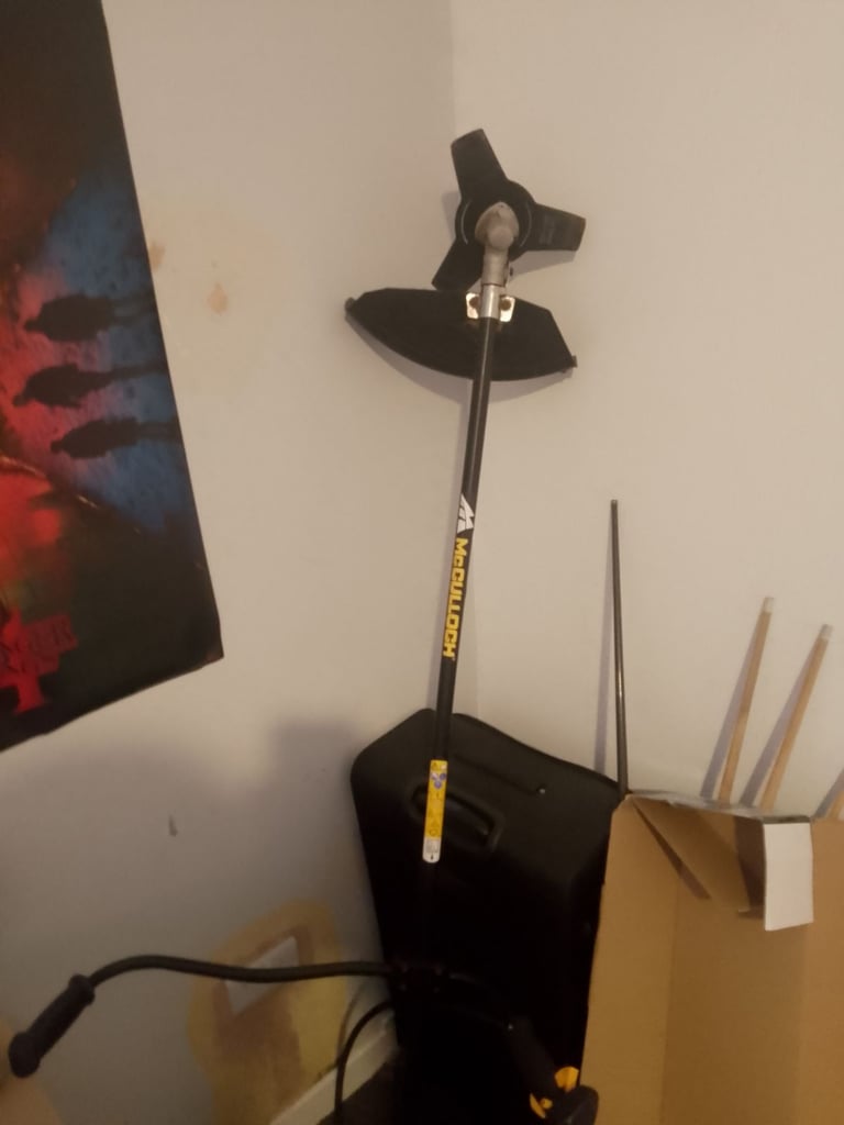 Petrol strimmer with metal blade