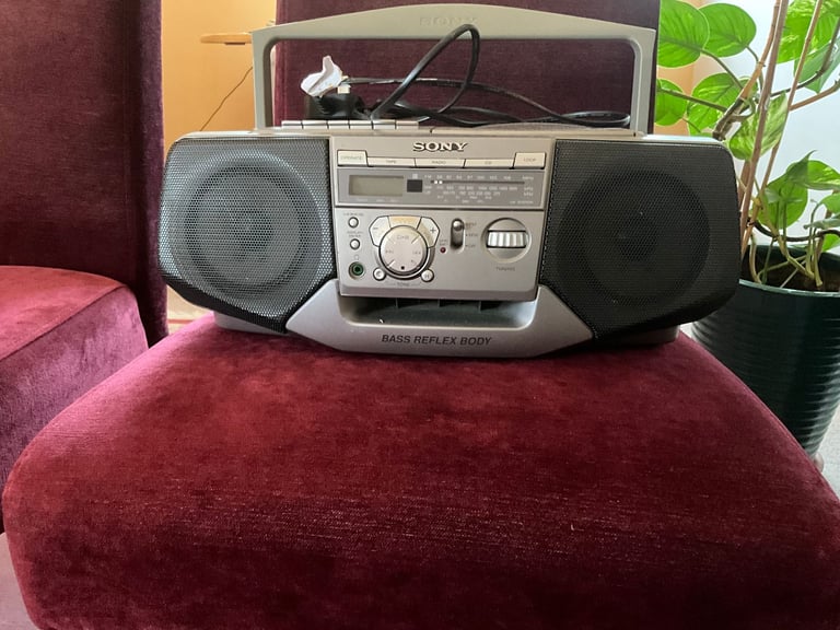 SONY CFD-V37L CD RADIO CASSETTE. MAINS OR BATTERY IN GOOD WORKING CONDITION.