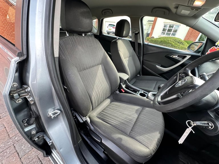 2011 Vauxhall Astra 1.4 16v Exclusiv Euro 5 5dr HATCHBACK Petrol Manual