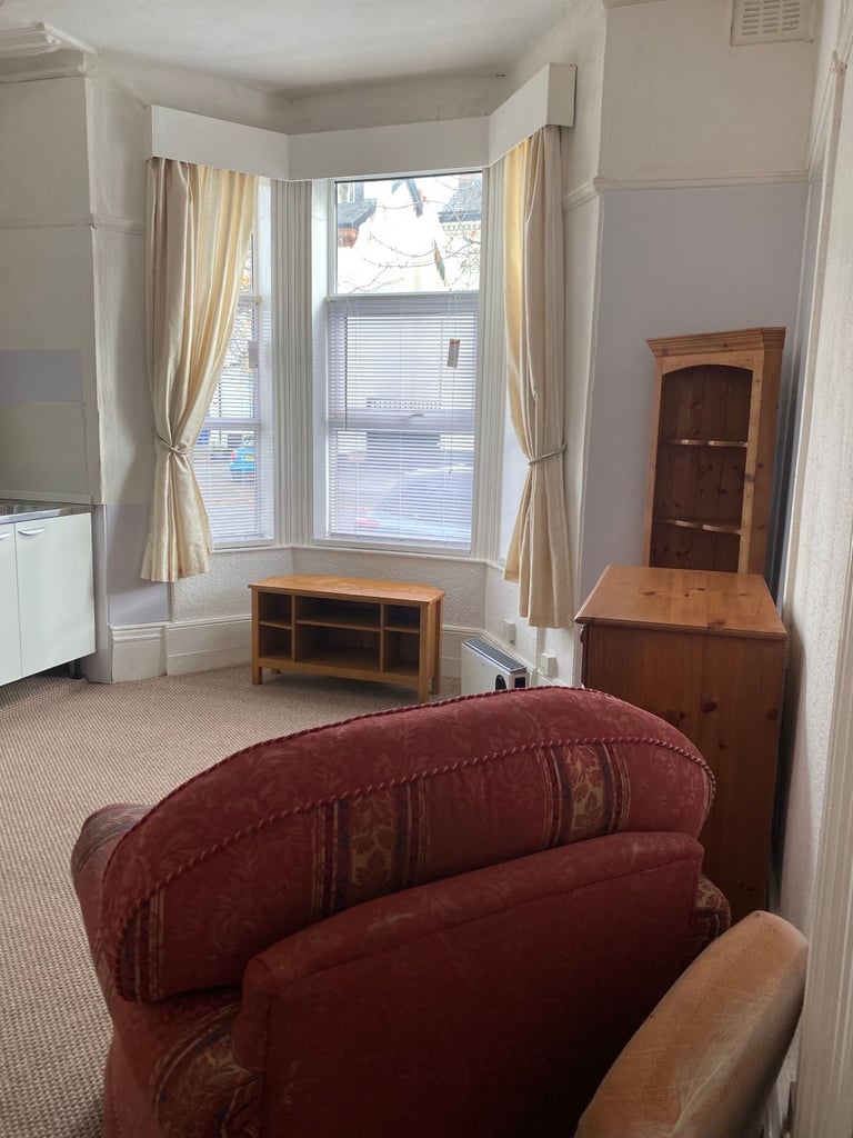 Studio flat Bearwood £115pw/£498 pm inc c tax and water - £254 deposit