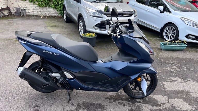 2023 Honda PCX WW125APED (23MY) 1000 miles 1 owner full Honda service history. Scooter Petrol Aut...