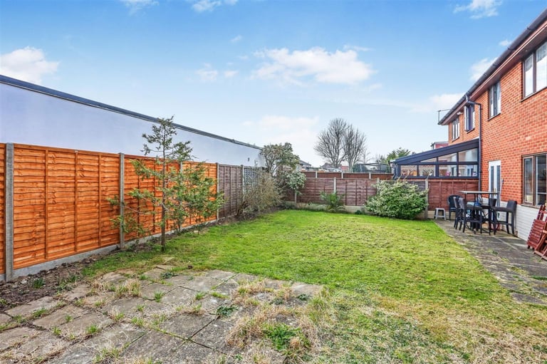 Spacious Double Room to Rent – Sutton Common Road – NO DEPOSIT