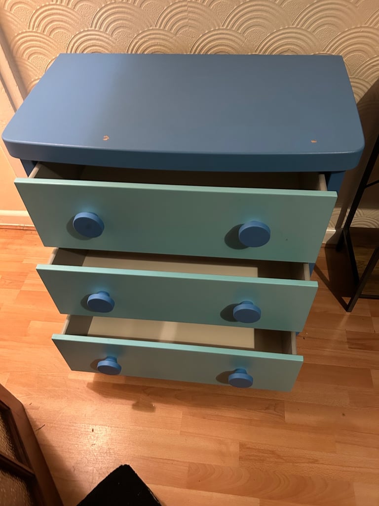 Wardrobe and chest of drawers 