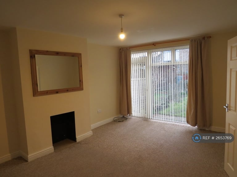 2 bedroom flat in Mowbray Drive, Reading, RG30 (2 bed) (#2653769)