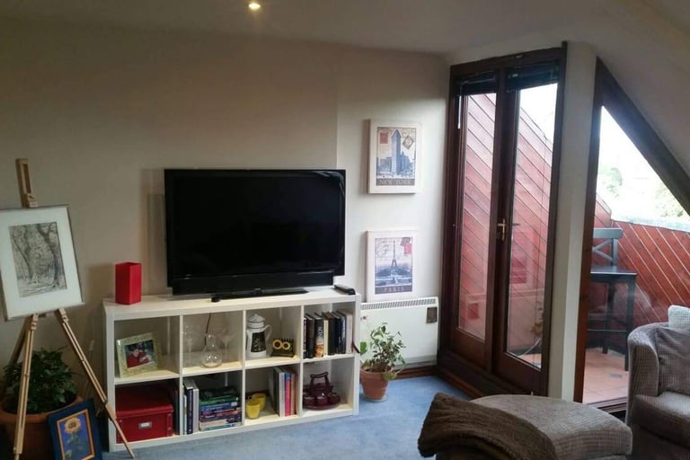 LOVELY TWO BEDROOM, TWO BATHROOM FLAT IN LEITH LINKS