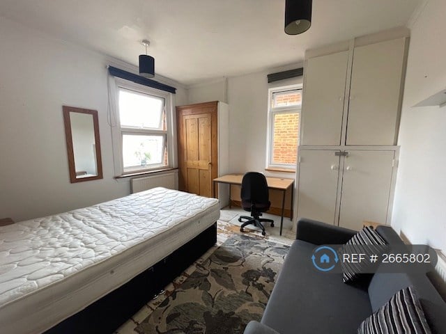 6 bedroom house in Artillery Road, Guildford, GU1 (6 bed) (#2665802)