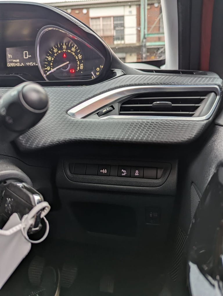 Peugeot, 208, Hatchback, 2015, Manual, 1199 (cc), 5 doors