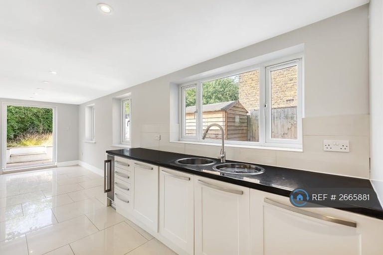 4 bedroom house in Eastbourne Road, Brentford, TW8 (4 bed) (#2665881)