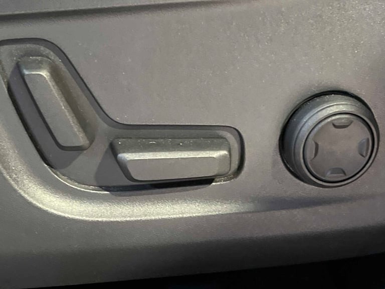  Volvo XC40 2.0 B4P R DESIGN Pro 5dr Auto [7 speed] Estate Petrol Automatic