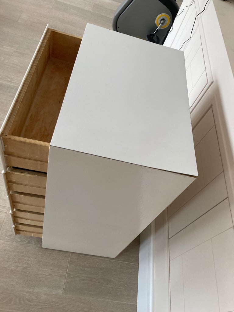 White 5-Drawer Chest of Drawers – Built-in Handle Design, Tongue & Groove Drawers