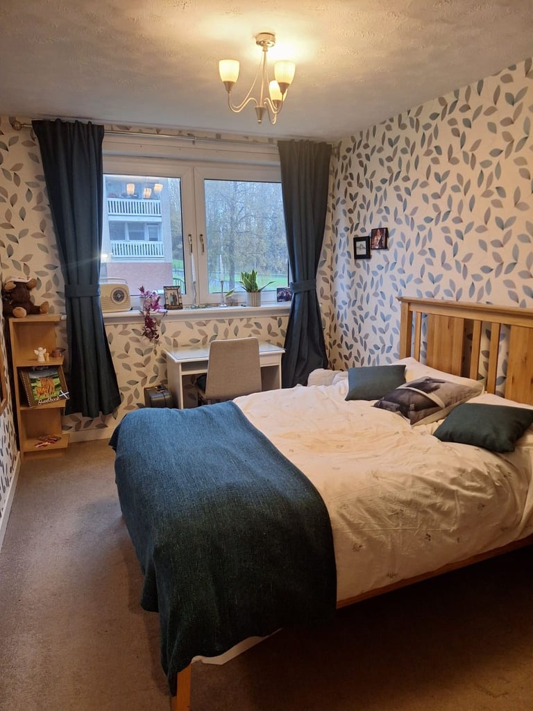 Lovely 2 bedroom with balcony near QUEH