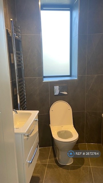 2 bedroom flat in Kingston Road, London, SW20 (2 bed) (#2672764)