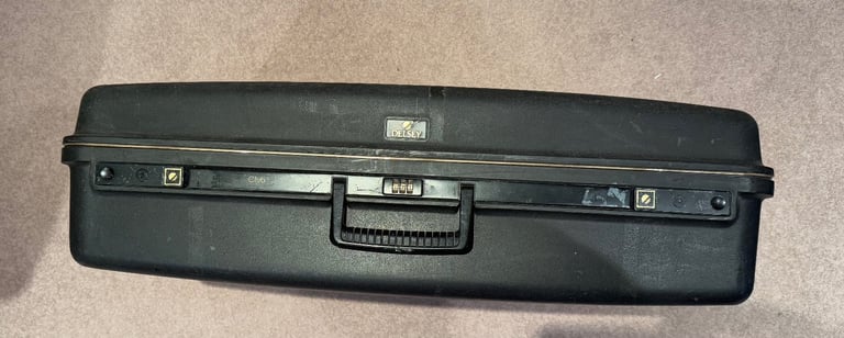 Sturdy Delsey Lockable Suitcase on wheels 