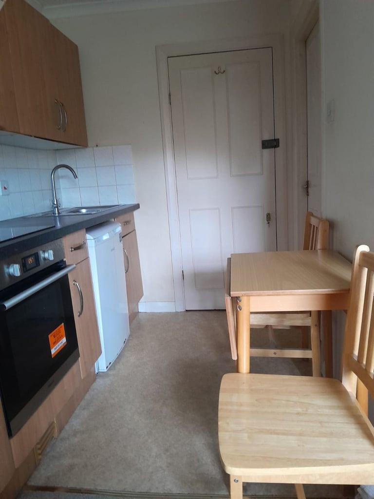 Large Studio Flat-Brook Green/Hammersmith W6; Available 3 Nov, £1200 pcm-10 min walk to 5 tube lines