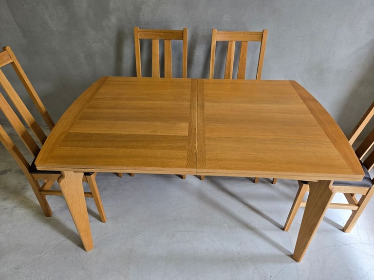 Brand new Ex-display Extending Table and chairs 