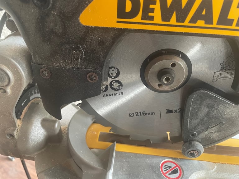 Dewalt 216 mm sliding mitre saw as new