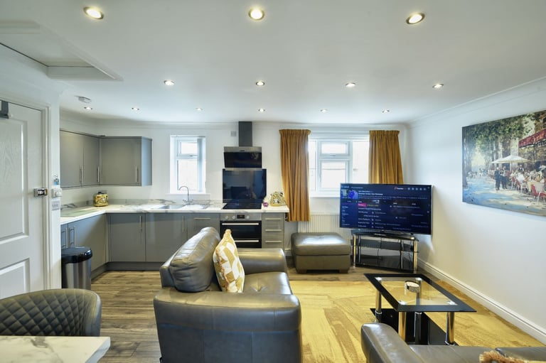 £1000pcm. All Bills Included, Boutique 1 Bedroom Apartment With Off Road Parking & Free Wi-Fi