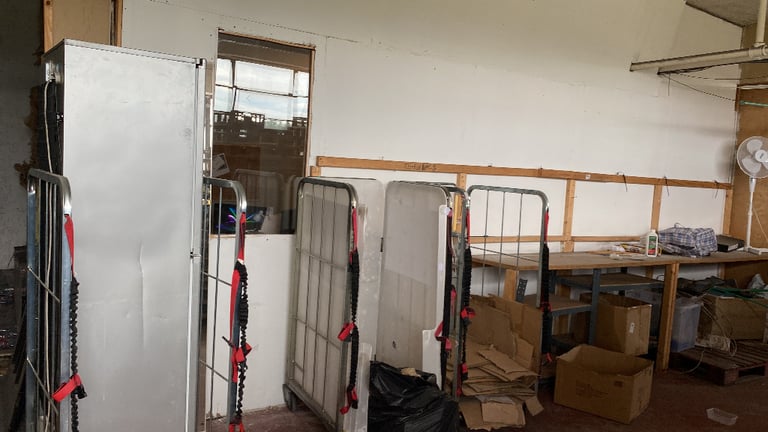 Warehouse to let / Unit to let / workshop / storage unit space  Amazon ebay 600 sq ft - 2000 sq ft