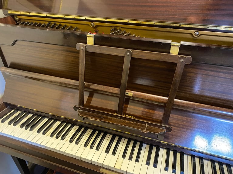 Upright piano