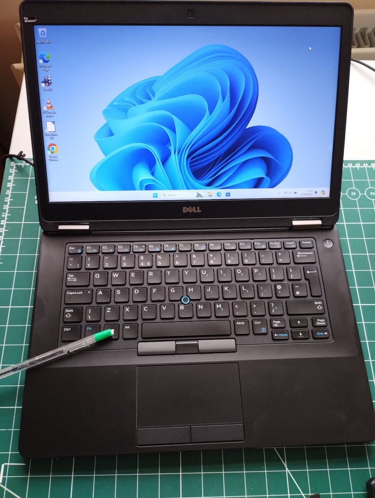 Windows 11. 8GB RAM, i5, 256GB SOLID STATE DRIVE, DELL Laptop. Backlit keyboard. FULL MS OFFICE.