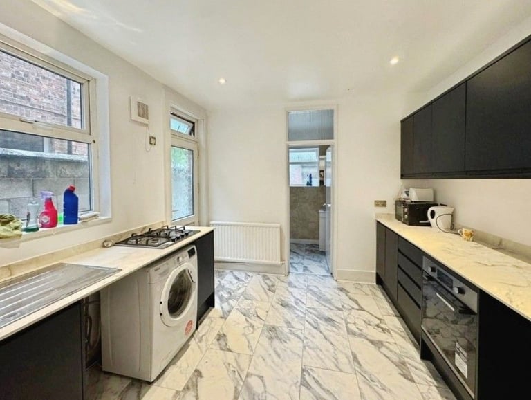 6Bed 3Bath House to rent in Harrow - Thomson Road