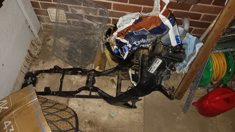 2005 cbr 125r project, rolling chassis, no engine