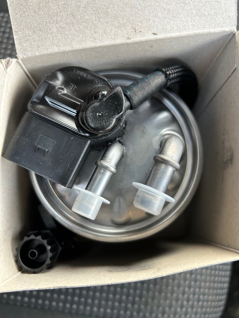 NEW Genuine Mercedes-Benz OM651 Engine Fuel Filter With Sensor A6510902952  Sprinter 