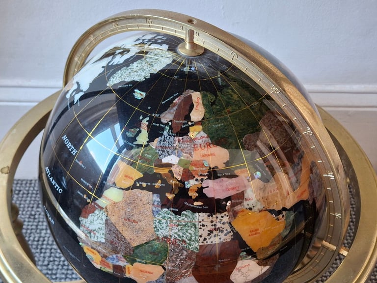 arge 'gemstone' globe in superb condition.