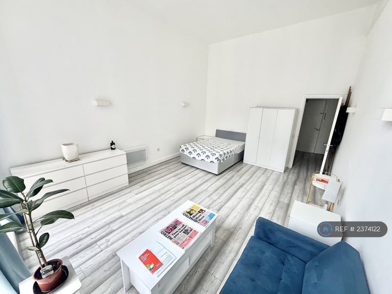 image for 2 bedroom flat in Naylor Building West, London, E1 (2 bed) (#2374122)