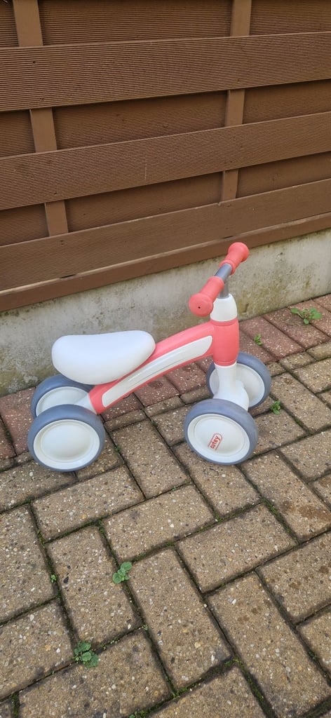 image for Q PLAY CUTEY BALANCE BIKE. PINK. IN VERY GOOD CONDITION. 