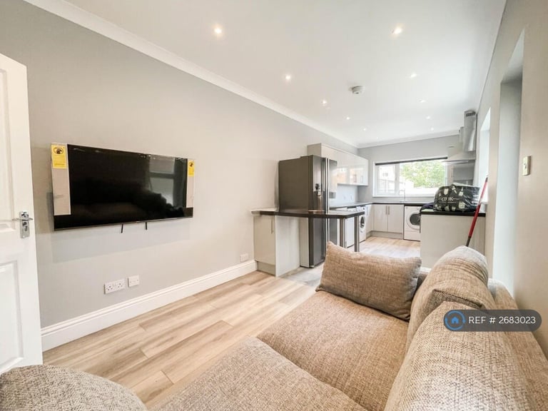 5 bedroom house in Milton Road, Southampton, SO15 (5 bed) (#2683023)