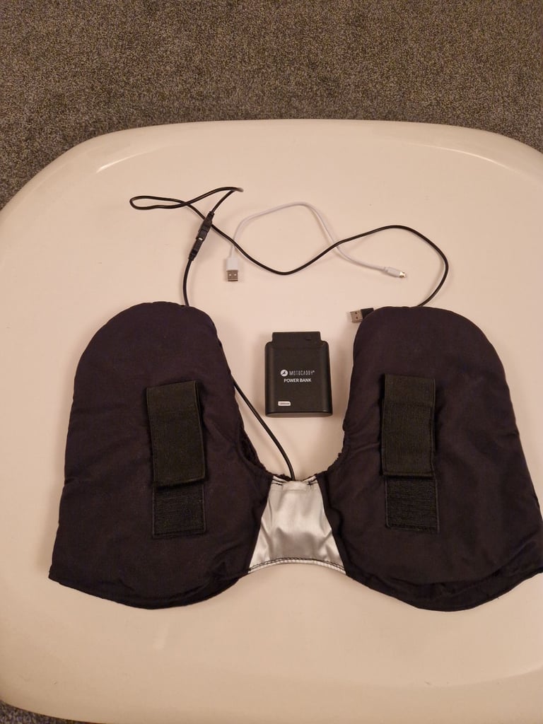 Motocaddy Hot Mitts with Motocaddy Powerbank