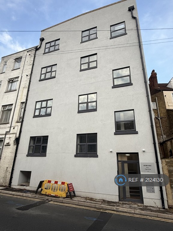 2 bedroom flat in Luton Road, Chatham, ME4 (2 bed) (#2124130)