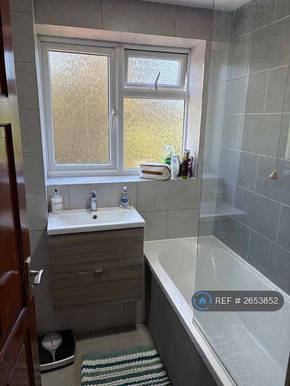 2 bedroom flat in Bushey, Bushey, WD23 (2 bed) (#2653852)